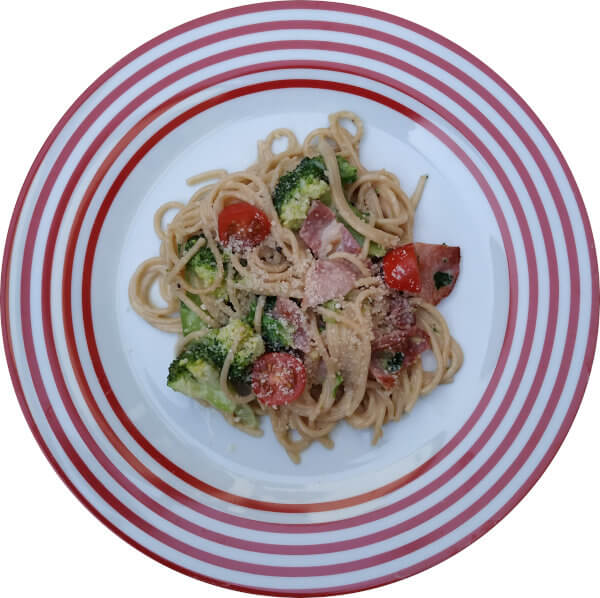 Spaghetti carbonara with broccoli